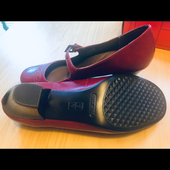 Aerosols, red Mary Janes, size 9 - Picture 4 of 9